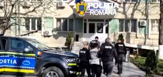 Foto Doi bărbaţi din Caracal, reţinuţi după ce au ucis un câine (VIDEO)