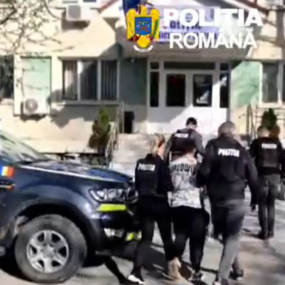 Foto Doi bărbaţi din Caracal, reţinuţi după ce au ucis un câine (VIDEO)