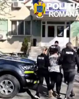 Foto Doi bărbaţi din Caracal, reţinuţi după ce au ucis un câine (VIDEO)