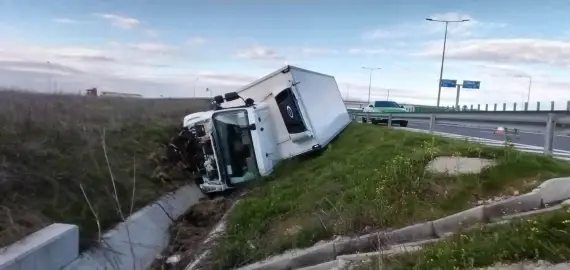 Foto Autoturism oprit pe DEx12, acroșat de o autoutilitară