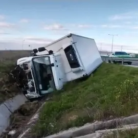Foto Autoturism oprit pe DEx12, acroșat de o autoutilitară