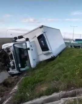 Foto Autoturism oprit pe DEx12, acroșat de o autoutilitară