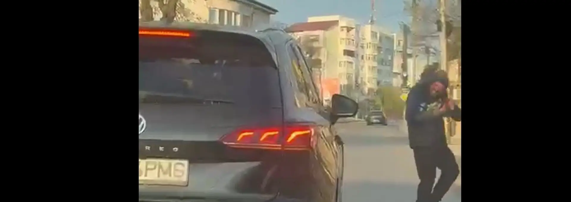 Foto Incident în Vinerea Mare: Mario De Mezzo, acuzat de condus agresiv după ce a evitat în ultimul moment un pieton în Slatina (VIDEO)