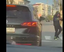 Foto Incident în Vinerea Mare: Mario De Mezzo, acuzat de condus agresiv după ce a evitat în ultimul moment un pieton în Slatina (VIDEO)