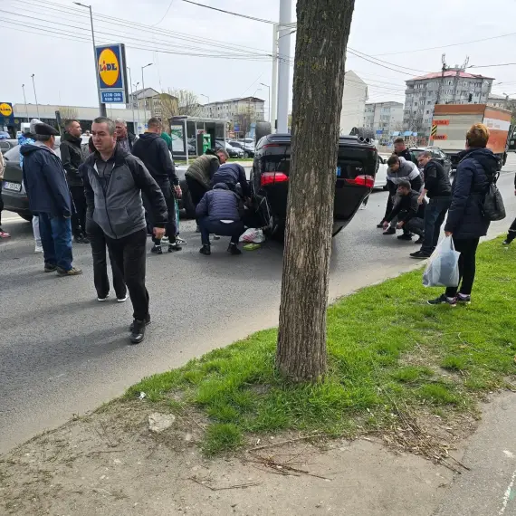 Foto Accident în Slatina cu patru autoturisme implicate în Slatina. O persoană rănită
