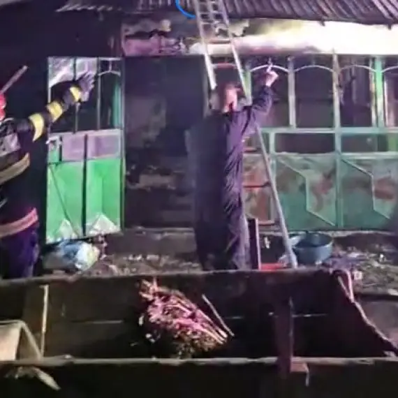 Foto Locuinţă din Brebeni, cuprinsă de incendiu. Intervenţie promptă a pompierilor şi autorităţilor locale (VIDEO)