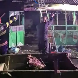 Foto Locuinţă din Brebeni, cuprinsă de incendiu. Intervenţie promptă a pompierilor şi autorităţilor locale (VIDEO)