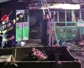 Foto Locuinţă din Brebeni, cuprinsă de incendiu. Intervenţie promptă a pompierilor şi autorităţilor locale (VIDEO)