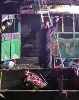 Foto Locuinţă din Brebeni, cuprinsă de incendiu. Intervenţie promptă a pompierilor şi autorităţilor locale (VIDEO)