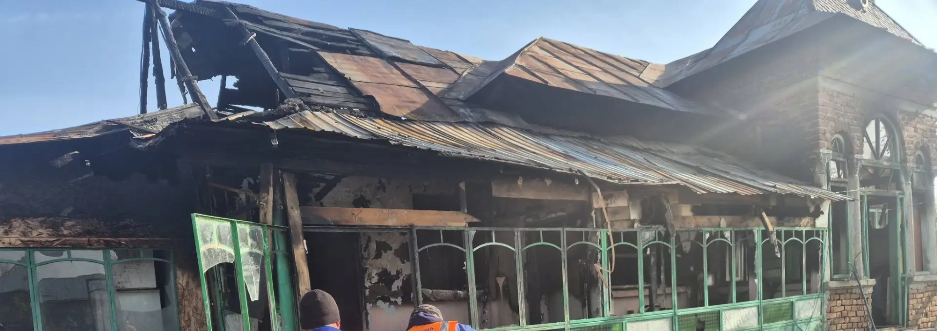 Foto Apel umanitar în Brebeni: O familie cu trei copii mici a rămas pe drumuri după un incendiu (FOTO)