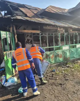 Foto Apel umanitar în Brebeni: O familie cu trei copii mici a rămas pe drumuri după un incendiu (FOTO)