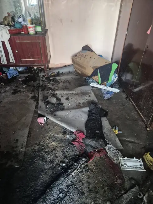 Foto Apel umanitar în Brebeni: O familie cu trei copii mici a rămas pe drumuri după un incendiu (FOTO)