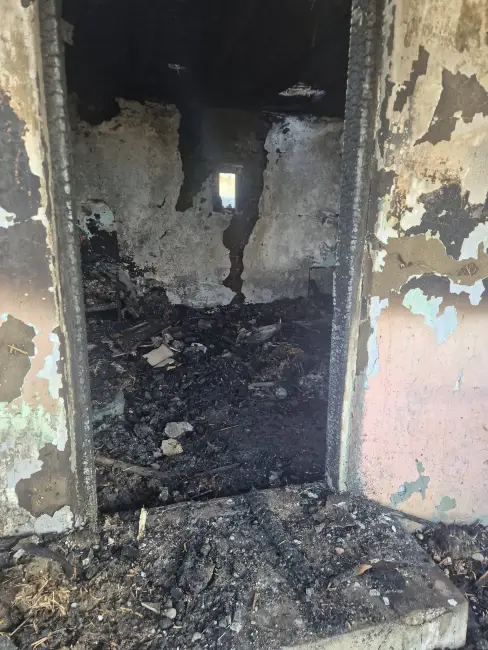 Foto Apel umanitar în Brebeni: O familie cu trei copii mici a rămas pe drumuri după un incendiu (FOTO)