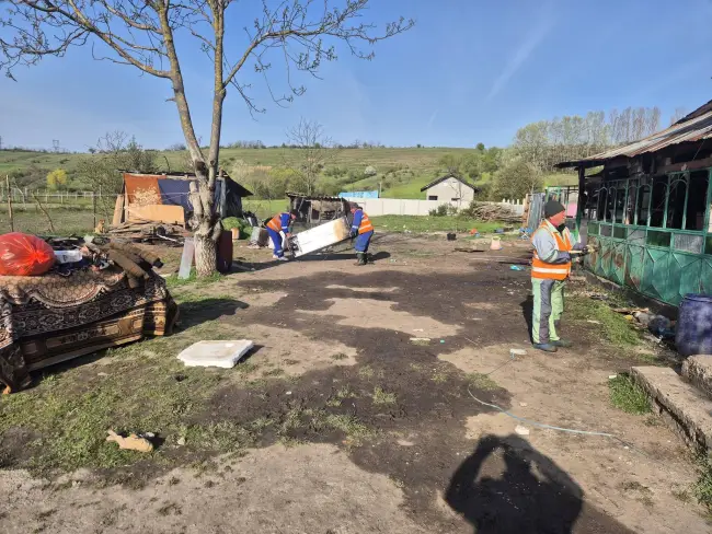 Foto Apel umanitar în Brebeni: O familie cu trei copii mici a rămas pe drumuri după un incendiu (FOTO)