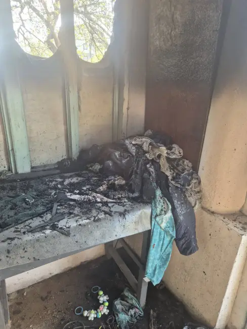 Foto Apel umanitar în Brebeni: O familie cu trei copii mici a rămas pe drumuri după un incendiu (FOTO)