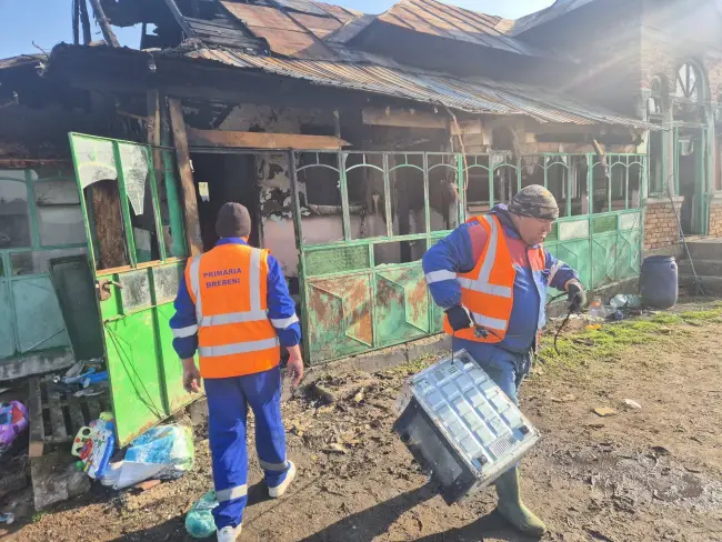 Foto Apel umanitar în Brebeni: O familie cu trei copii mici a rămas pe drumuri după un incendiu (FOTO)