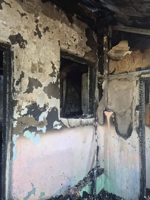 Foto Apel umanitar în Brebeni: O familie cu trei copii mici a rămas pe drumuri după un incendiu (FOTO)