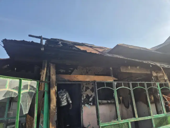 Foto Apel umanitar în Brebeni: O familie cu trei copii mici a rămas pe drumuri după un incendiu (FOTO)