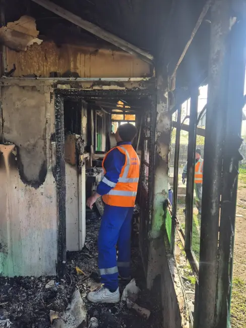 Foto Apel umanitar în Brebeni: O familie cu trei copii mici a rămas pe drumuri după un incendiu (FOTO)