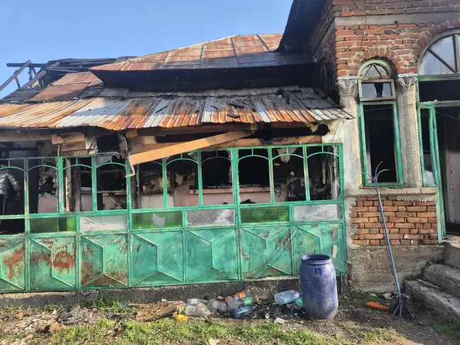 Foto Apel umanitar în Brebeni: O familie cu trei copii mici a rămas pe drumuri după un incendiu (FOTO)