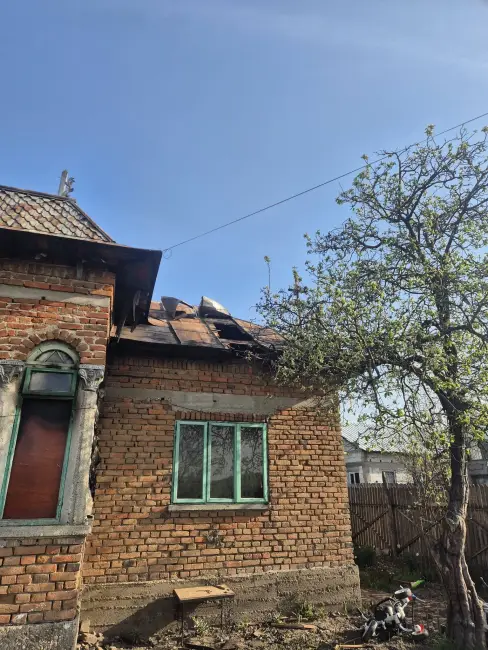 Foto Apel umanitar în Brebeni: O familie cu trei copii mici a rămas pe drumuri după un incendiu (FOTO)