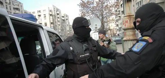 Foto Tânără atrasă cu promisiuni false de muncă și exploatată sexual în Cehia: doi bărbați reținuți de DIICOT Craiova