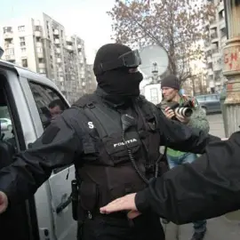 Foto Tânără atrasă cu promisiuni false de muncă și exploatată sexual în Cehia: doi bărbați reținuți de DIICOT Craiova