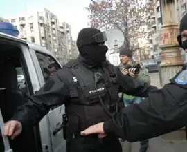 Foto Tânără atrasă cu promisiuni false de muncă și exploatată sexual în Cehia: doi bărbați reținuți de DIICOT Craiova