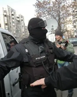 Foto Tânără atrasă cu promisiuni false de muncă și exploatată sexual în Cehia: doi bărbați reținuți de DIICOT Craiova