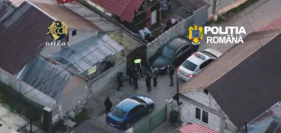 Foto Afacere de familie - Părinții și fiul, săltați de DIICOT, fiind acuzaţi de trafic de persoane