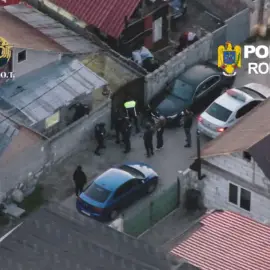 Foto Afacere de familie - Părinții și fiul, săltați de DIICOT, fiind acuzaţi de trafic de persoane