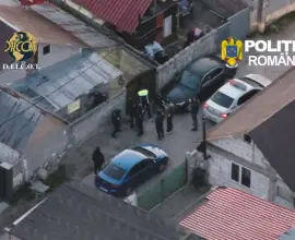 Foto Afacere de familie - Părinții și fiul, săltați de DIICOT, fiind acuzaţi de trafic de persoane