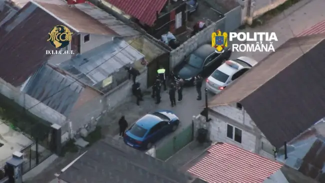 Foto Afacere de familie - Părinții și fiul, săltați de DIICOT, fiind acuzaţi de trafic de persoane