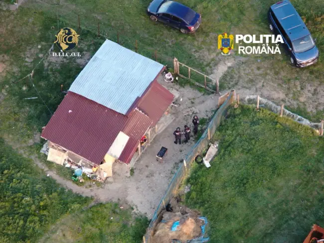 Foto Afacere de familie - Părinții și fiul, săltați de DIICOT, fiind acuzaţi de trafic de persoane