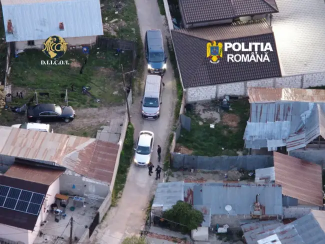 Foto Afacere de familie - Părinții și fiul, săltați de DIICOT, fiind acuzaţi de trafic de persoane