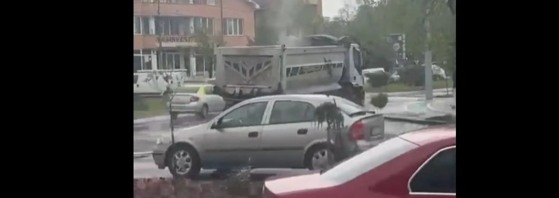 Foto De Mezzo a asfaltat pe ploaie și n-a mai zis nimeni nimic