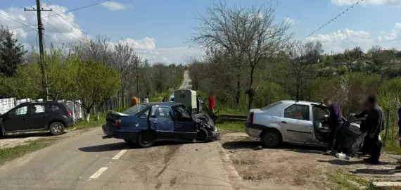 Foto Patru persoane rănite în urma unui accident în Văleni