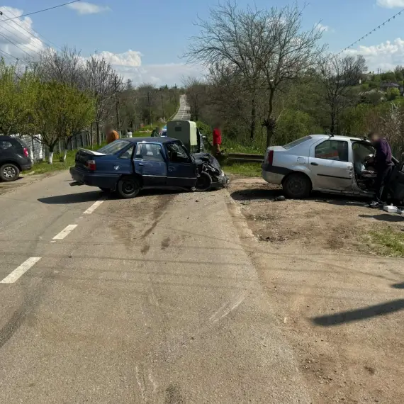 Foto Patru persoane rănite în urma unui accident în Văleni