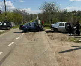 Foto Patru persoane rănite în urma unui accident în Văleni