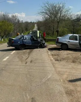 Foto Patru persoane rănite în urma unui accident în Văleni