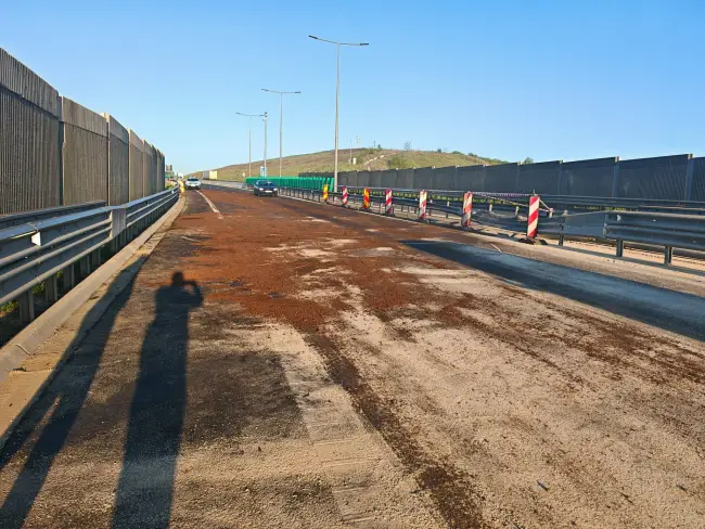 Foto Accident noaptea trecută pe DEx12: Două persoane rănite, după impactul între un camion, un TIR şi un autoturism