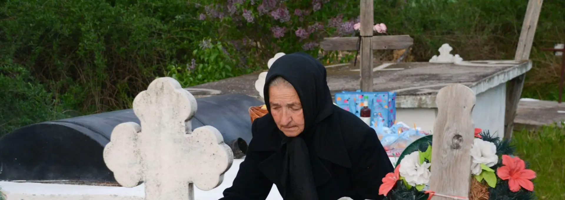 Foto Tradiția unică din Olt unde morții sunt omeniți cu ouă roșii și vin