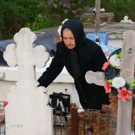 Foto Tradiția unică din Olt unde morții sunt omeniți cu ouă roșii și vin