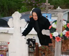 Foto Tradiția unică din Olt unde morții sunt omeniți cu ouă roșii și vin