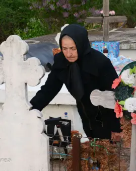 Foto Tradiția unică din Olt unde morții sunt omeniți cu ouă roșii și vin