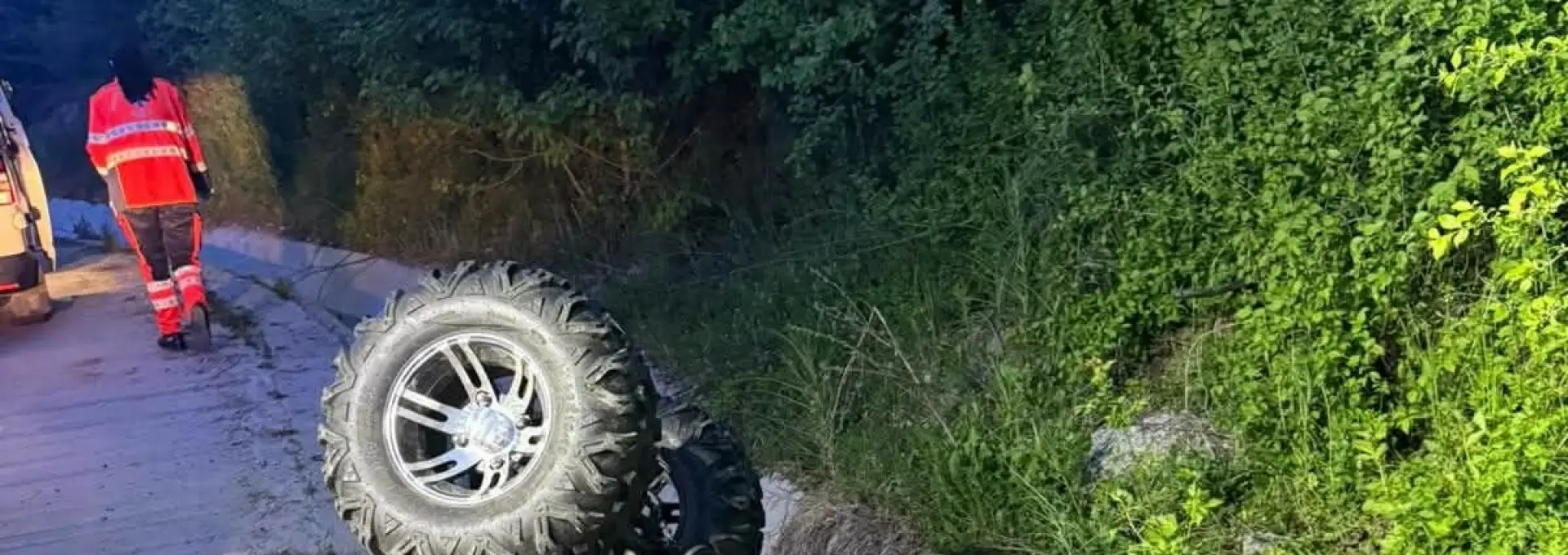 Foto Un bărbat a murit după ce s-a răsturnat cu ATV-ul în localitatea Sprâncenata