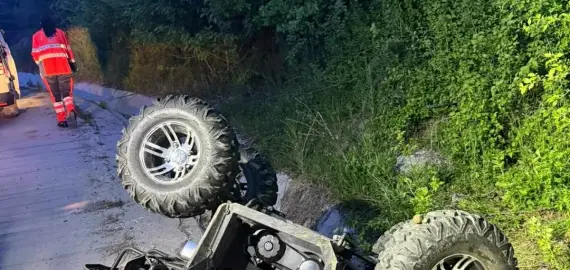 Foto Un bărbat a murit după ce s-a răsturnat cu ATV-ul în localitatea Sprâncenata