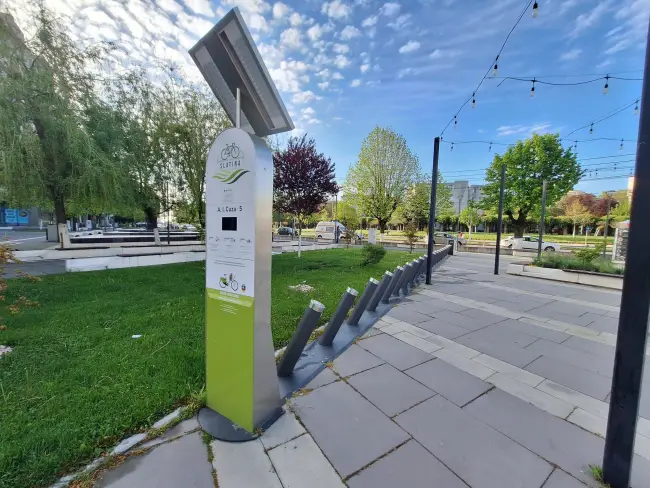 Foto Proiectul „Bike sharing” din Slatina, blocat în depozit: „Primarul pedalează în gol”