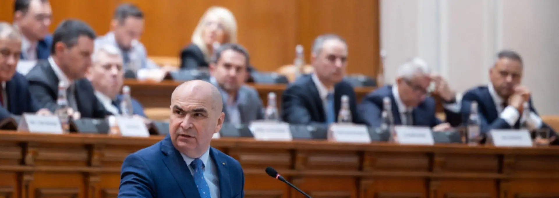 Foto Moţiunea de cenzură împotriva guvernului Bolojan ar putea fi dezbătută pe 5 mai