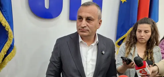 Foto Oprescu: Pentru ce să-i dau bani incompetentului de la Slatina? Să-i ducă către DUS unde s-a dezvoltat o adevărată conductă de scos banii fără licitație?